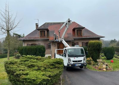 Faire démousser son toit par un couvreur professionnel à Lens
